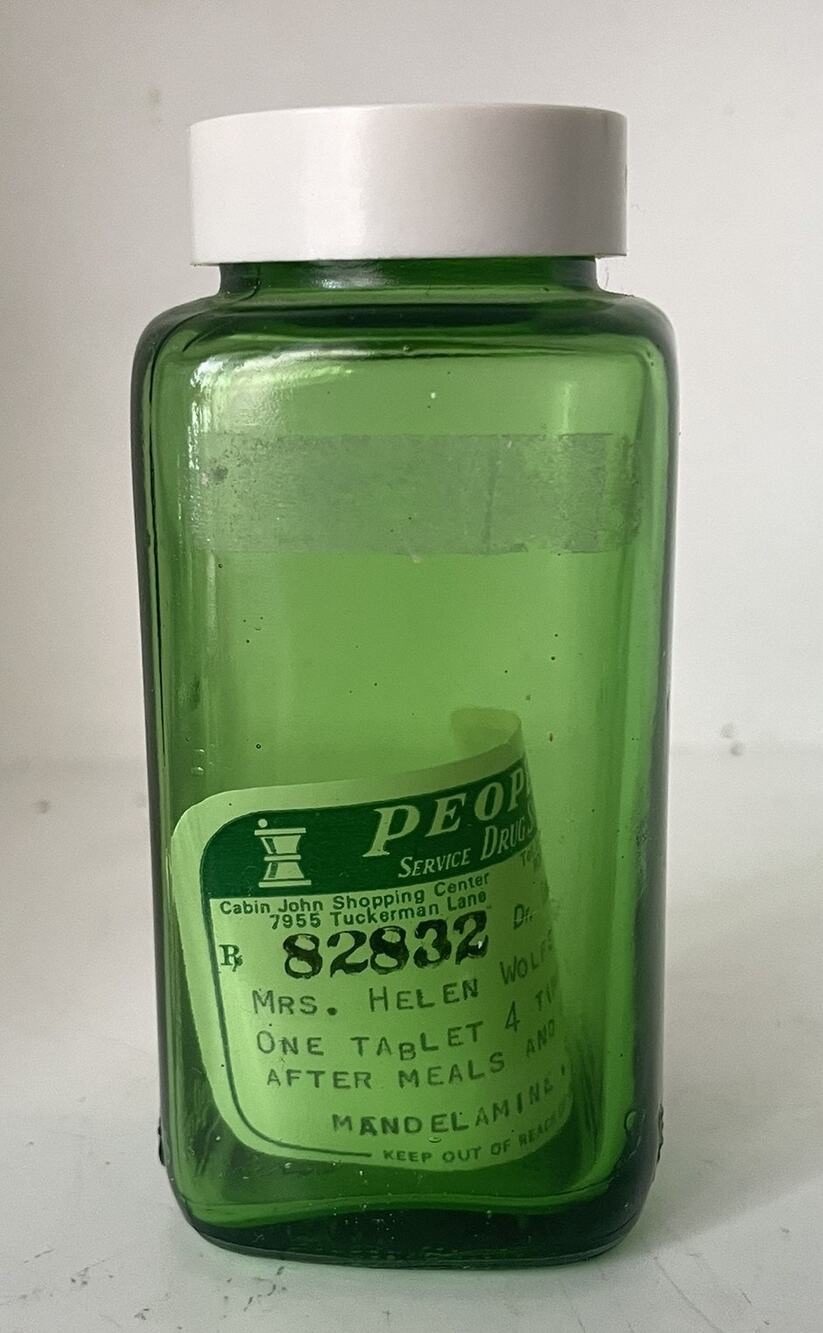 Vintage green glass prescription bottle with plastic screw cap | 4 oz | EUC